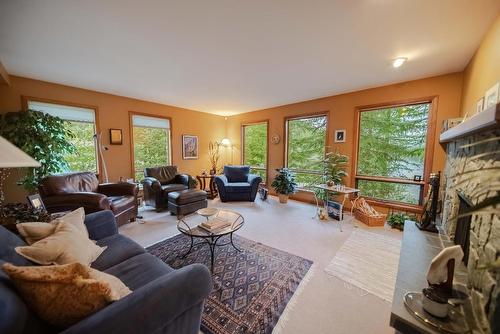 3023 Westside Road, Moyie, BC - Indoor Photo Showing Living Room