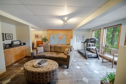 3023 Westside Road, Moyie, BC - Indoor Photo Showing Living Room