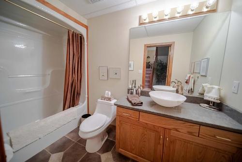 3023 Westside Road, Moyie, BC - Indoor Photo Showing Bathroom