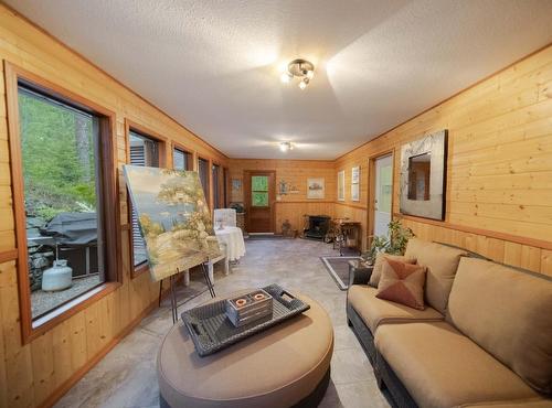 3023 Westside Road, Moyie, BC - Indoor Photo Showing Other Room