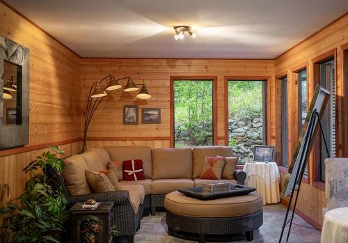 3023 Westside Road, Moyie, BC - Indoor Photo Showing Living Room