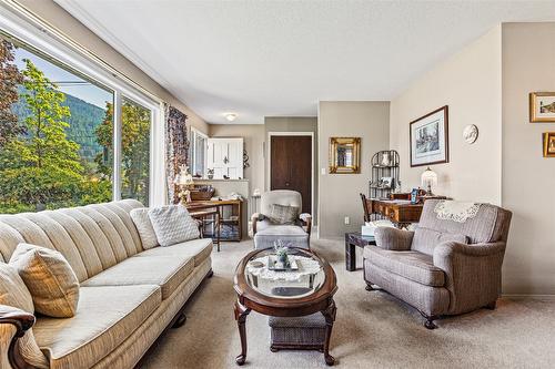 1405 Alder Street, Creston, BC - Indoor Photo Showing Living Room