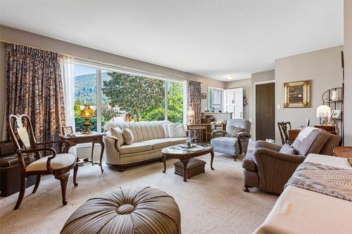 1405 Alder Street, Creston, BC - Indoor Photo Showing Living Room