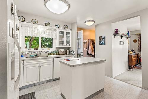 1405 Alder Street, Creston, BC - Indoor Photo Showing Kitchen With Double Sink