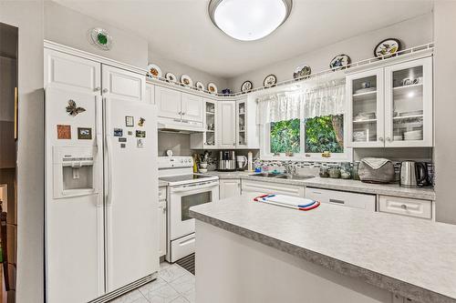 1405 Alder Street, Creston, BC - Indoor Photo Showing Kitchen With Double Sink