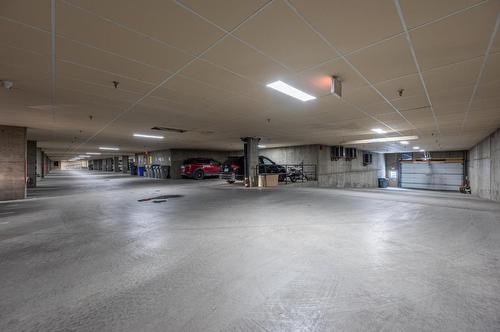 307-1390 Hillside Drive, Kamloops, BC - Indoor Photo Showing Garage