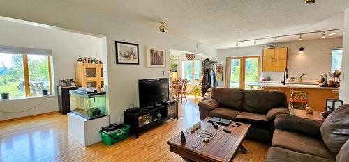 3560 Island Pond Road, Skookumchuck, BC - Indoor Photo Showing Living Room