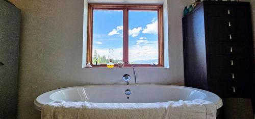 3560 Island Pond Road, Skookumchuck, BC - Indoor Photo Showing Bathroom