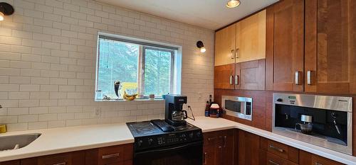 3560 Island Pond Road, Skookumchuck, BC - Indoor Photo Showing Kitchen