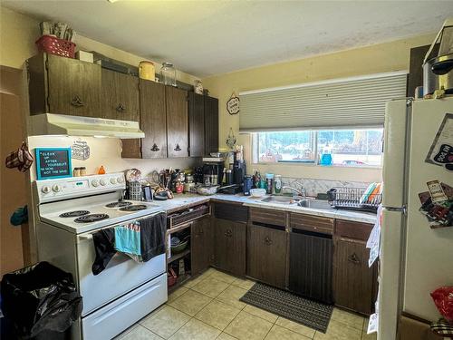 1666 Douglas Street, Merritt, BC - Indoor Photo Showing Kitchen With Double Sink