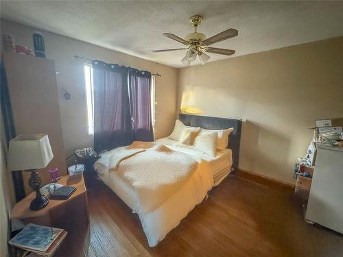 1666 Douglas Street, Merritt, BC - Indoor Photo Showing Bedroom