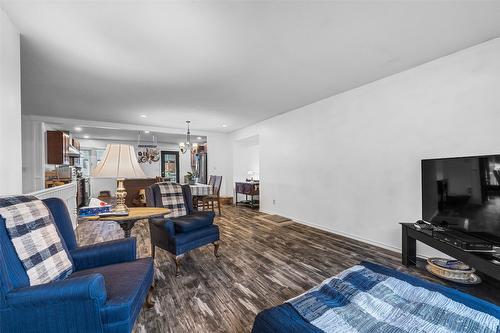 220 Lakeshore Drive, Chase, BC - Indoor Photo Showing Living Room