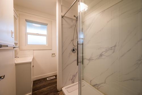 1036 Surrey Avenue, Kamloops, BC - Indoor Photo Showing Bathroom