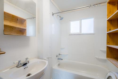 928 Sherbrooke Avenue, Kamloops, BC - Indoor Photo Showing Bathroom