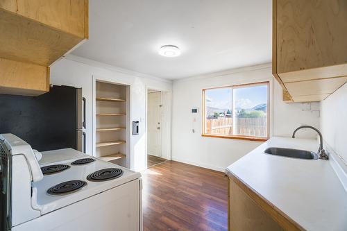 928 Sherbrooke Avenue, Kamloops, BC - Indoor Photo Showing Kitchen