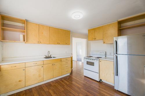 928 Sherbrooke Avenue, Kamloops, BC - Indoor Photo Showing Kitchen