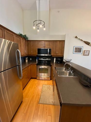 1416-205 Third Avenue, Invermere, BC - Indoor Photo Showing Kitchen With Double Sink