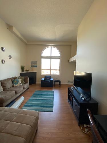 1416-205 Third Avenue, Invermere, BC - Indoor Photo Showing Living Room