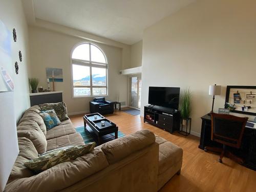 1416-205 Third Avenue, Invermere, BC - Indoor Photo Showing Living Room