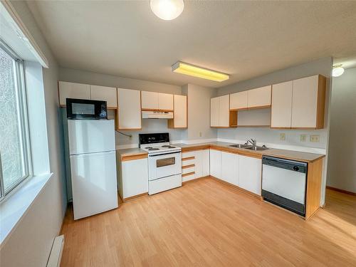 212-2295 Blair Street, Merritt, BC - Indoor Photo Showing Kitchen With Double Sink