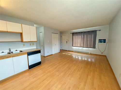 212-2295 Blair Street, Merritt, BC - Indoor Photo Showing Kitchen With Double Sink