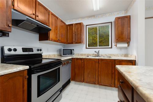 417B Alpine Crescent, Kimberley, BC - Indoor Photo Showing Kitchen With Double Sink