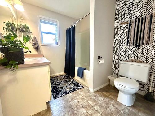 373 Oriole Way, Barriere, BC - Indoor Photo Showing Bathroom