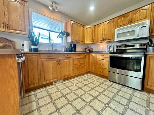 373 Oriole Way, Barriere, BC - Indoor Photo Showing Kitchen