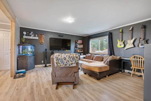 272 Guru Nanak Place, Clearwater, BC - Indoor Photo Showing Living Room