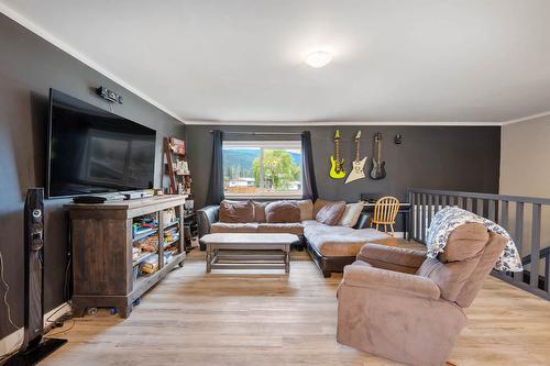 272 Guru Nanak Place, Clearwater, BC - Indoor Photo Showing Living Room