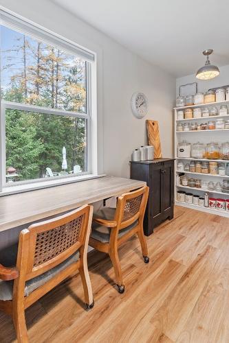 6931 Customs Road, Kingsgate, BC - Indoor Photo Showing Dining Room