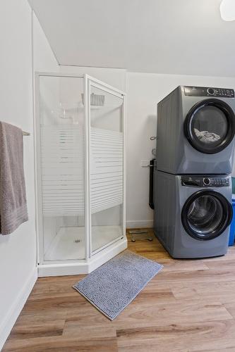 6931 Customs Road, Kingsgate, BC - Indoor Photo Showing Laundry Room