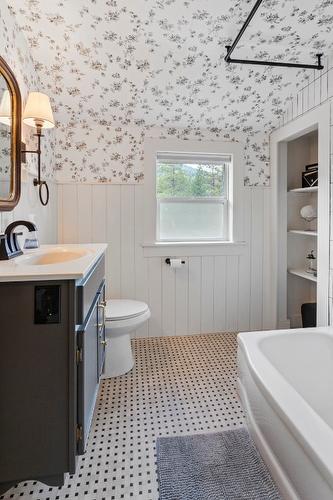 6931 Customs Road, Kingsgate, BC - Indoor Photo Showing Bathroom