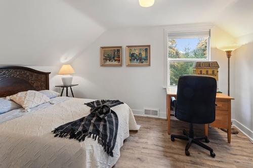 6931 Customs Road, Kingsgate, BC - Indoor Photo Showing Bedroom