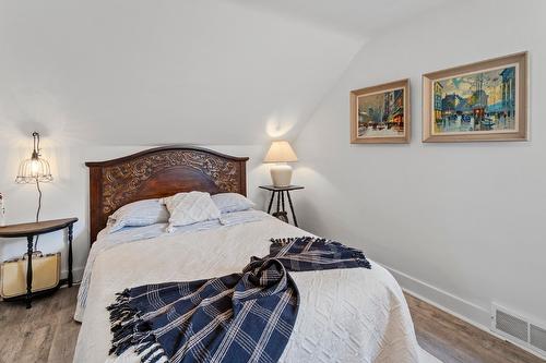 6931 Customs Road, Kingsgate, BC - Indoor Photo Showing Bedroom