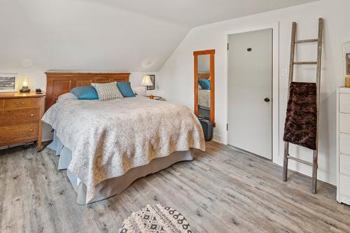 6931 Customs Road, Kingsgate, BC - Indoor Photo Showing Bedroom