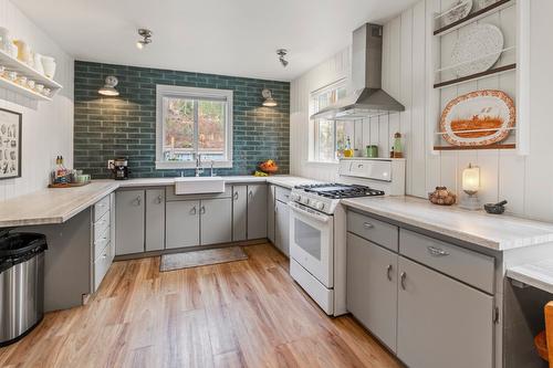 6931 Customs Road, Kingsgate, BC - Indoor Photo Showing Kitchen