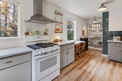 6931 Customs Road, Kingsgate, BC - Indoor Photo Showing Kitchen