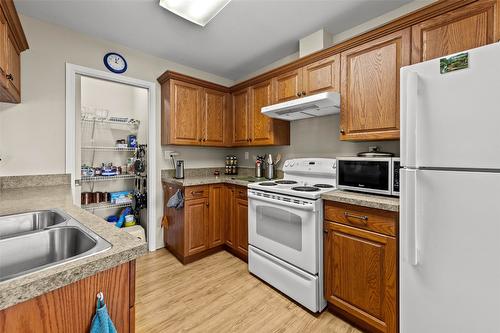 319 Brooke Drive, Chase, BC - Indoor Photo Showing Kitchen With Double Sink