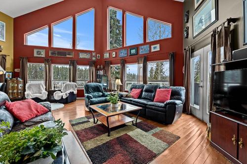 2-4436 Meadow Creek Road, Kamloops, BC - Indoor Photo Showing Living Room