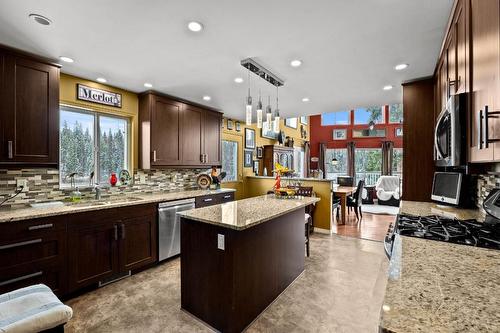 2-4436 Meadow Creek Road, Kamloops, BC - Indoor Photo Showing Kitchen With Double Sink With Upgraded Kitchen