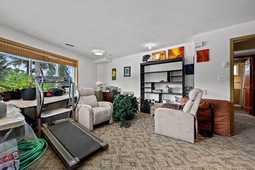 2-4436 Meadow Creek Road, Kamloops, BC - Indoor Photo Showing Living Room