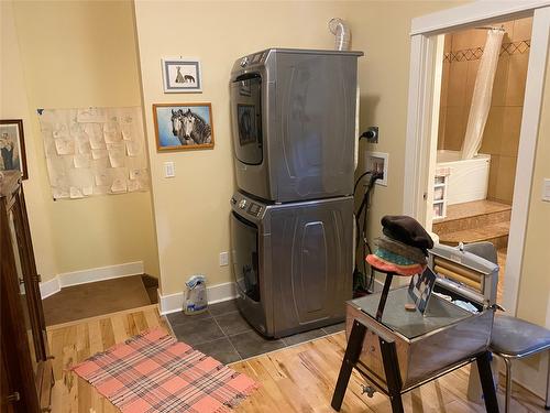 7-912 Slocan Street, Slocan, BC - Indoor Photo Showing Laundry Room