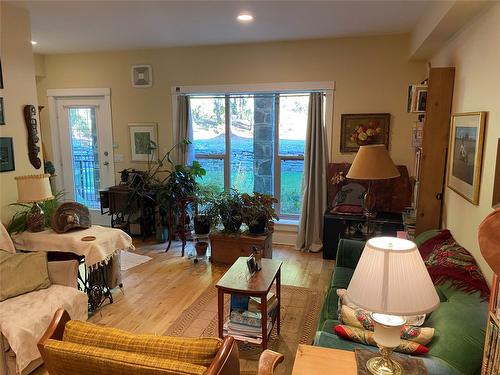 7-912 Slocan Street, Slocan, BC - Indoor Photo Showing Living Room