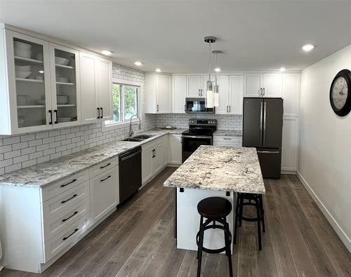 600 17Th Avenue, Cranbrook, BC - Indoor Photo Showing Kitchen With Double Sink With Upgraded Kitchen