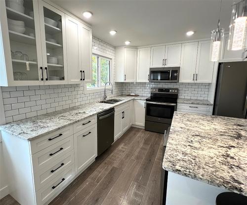 600 17Th Avenue, Cranbrook, BC - Indoor Photo Showing Kitchen With Double Sink With Upgraded Kitchen