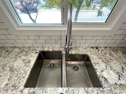 600 17Th Avenue, Cranbrook, BC - Indoor Photo Showing Kitchen With Double Sink