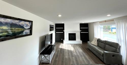 600 17Th Avenue, Cranbrook, BC - Indoor Photo Showing Living Room With Fireplace