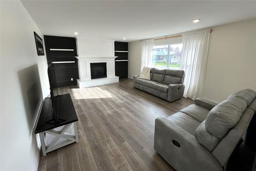 600 17Th Avenue, Cranbrook, BC - Indoor Photo Showing Living Room With Fireplace