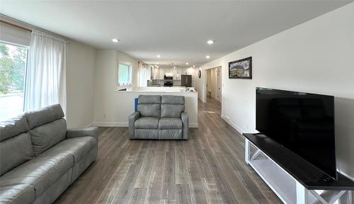 600 17Th Avenue, Cranbrook, BC - Indoor Photo Showing Living Room